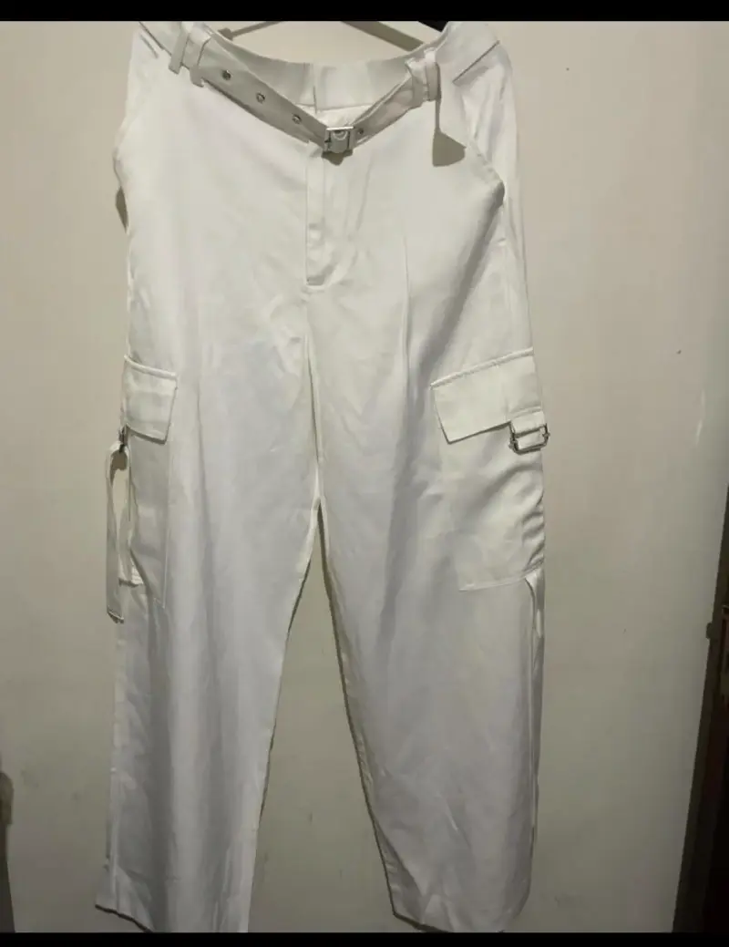 Pantalones cargo blancos Zara con cinturón - 1