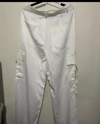 Pantalones cargo blancos Zara con cinturón - miniatura 2
