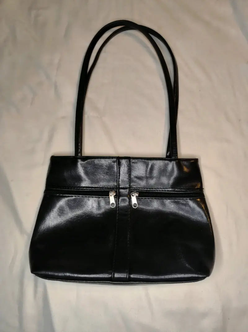 Cartera de cuero negra con triple cierre