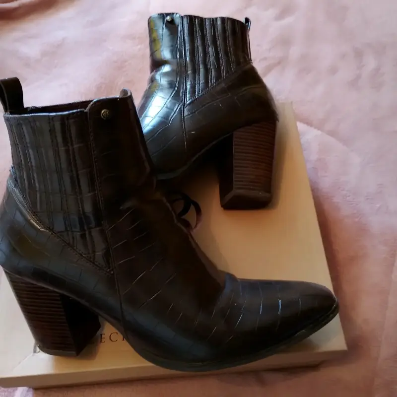 Botines de cuero negro con tacón alto - 1