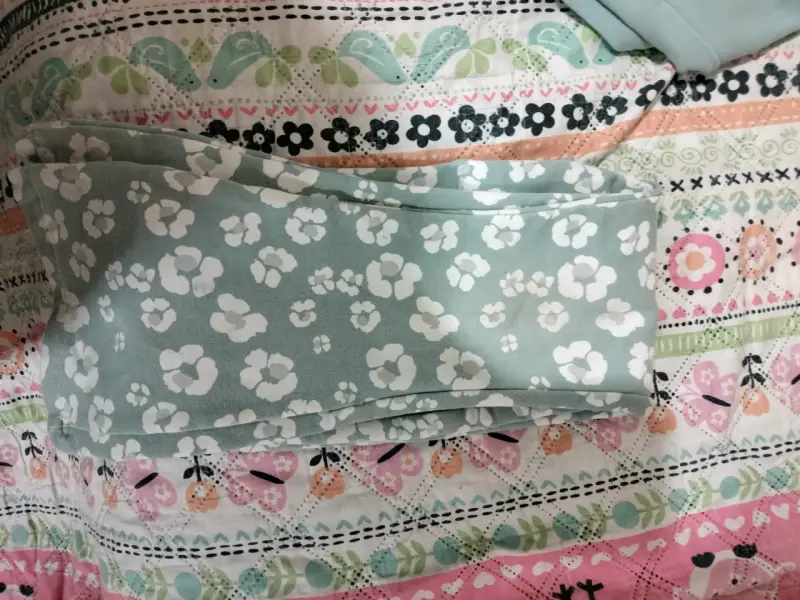 Conjunto de pijama infantil verde con diseño floral - 1