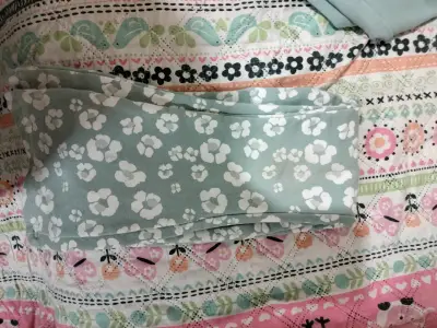 Conjunto de pijama infantil verde con diseño floral - miniatura 1