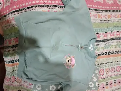 Conjunto de pijama infantil verde con diseño floral - miniatura 3