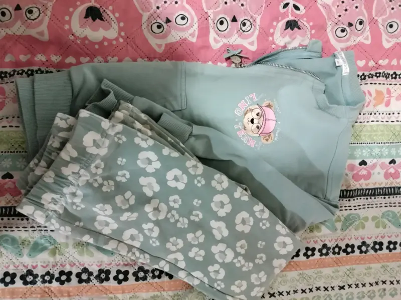 Conjunto de pijama infantil verde con diseño floral - 4
