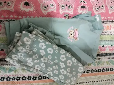Conjunto de pijama infantil verde con diseño floral - miniatura 4