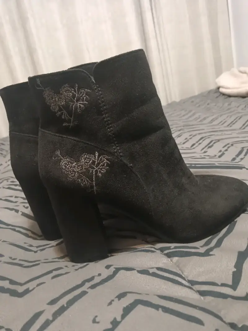 Botines negros de gamuza con bordado floral