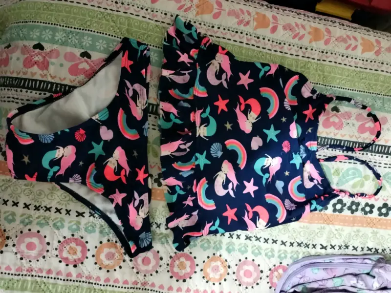Conjunto de baño infantil con estampado de sirenas