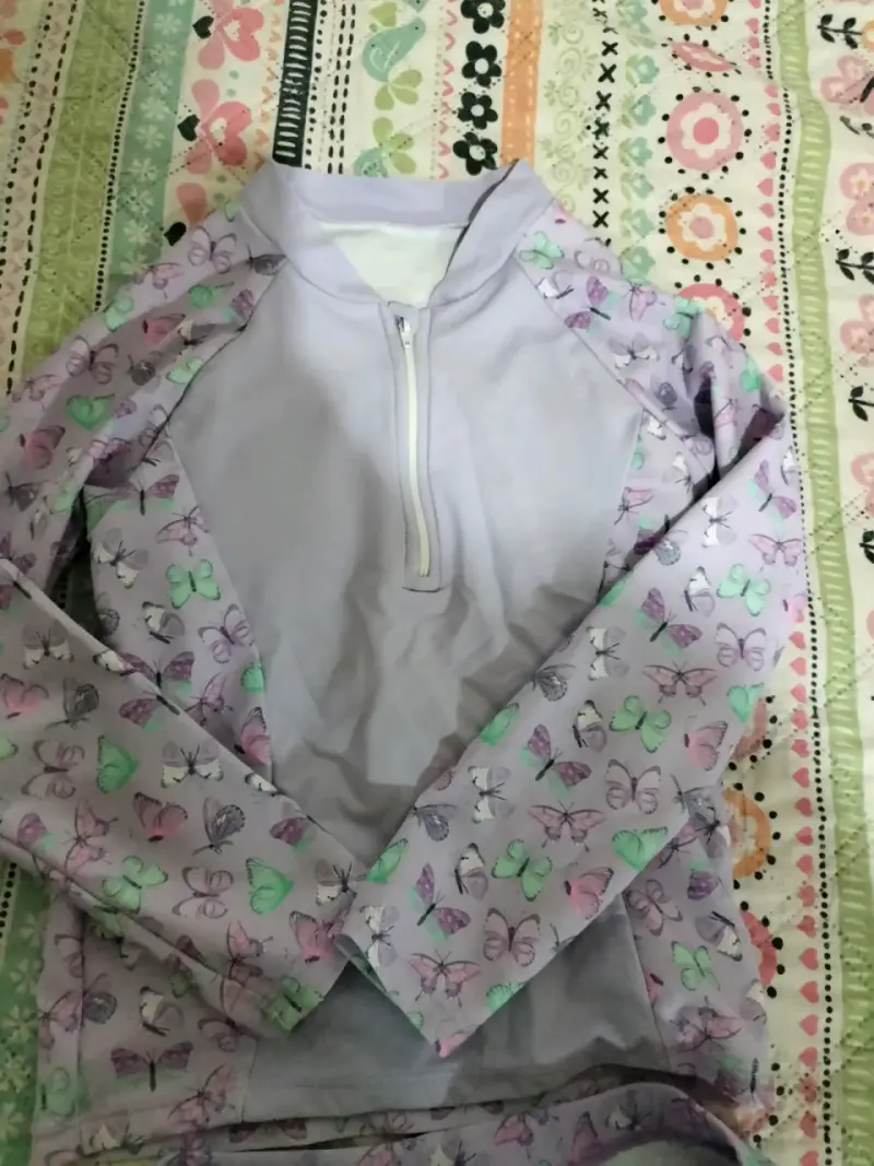 Conjunto de natación infantil con mariposas - 1