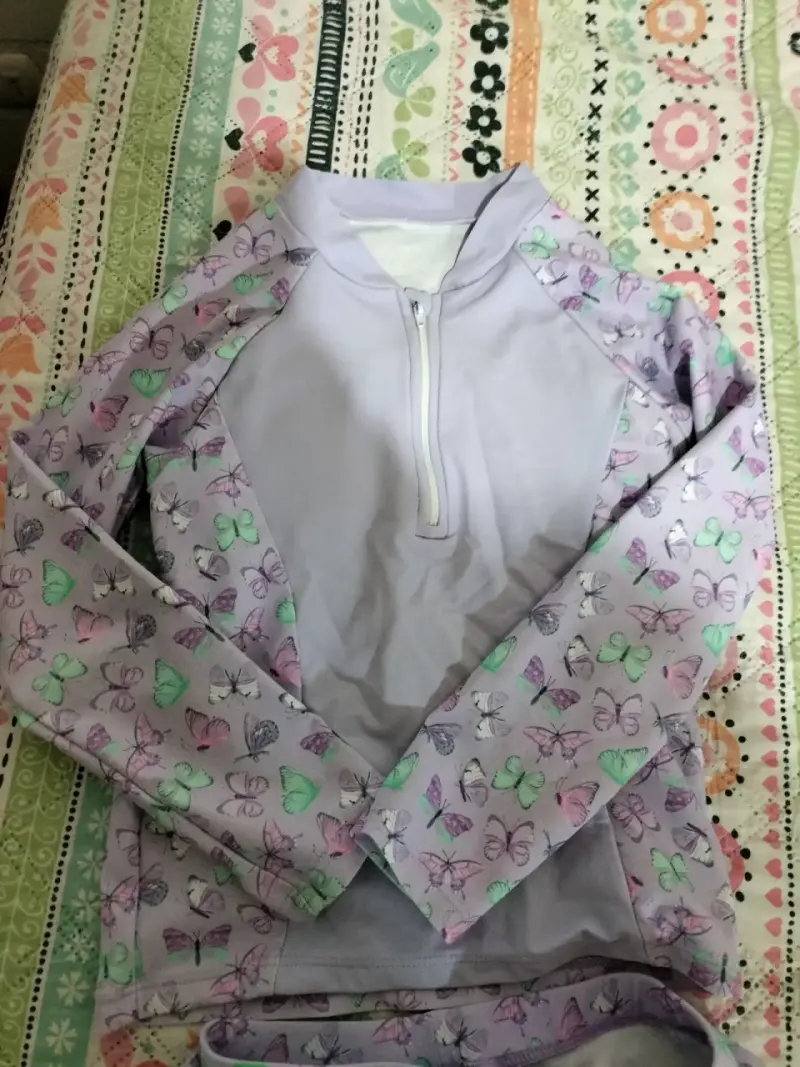Conjunto de natación infantil con mariposas - 4