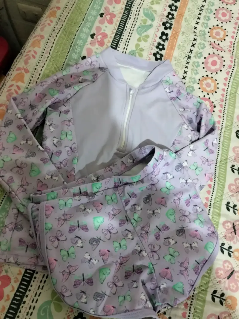 Conjunto de natación infantil con mariposas - 5