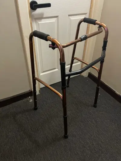 Andador plegable ajustable para adultos - miniatura 3