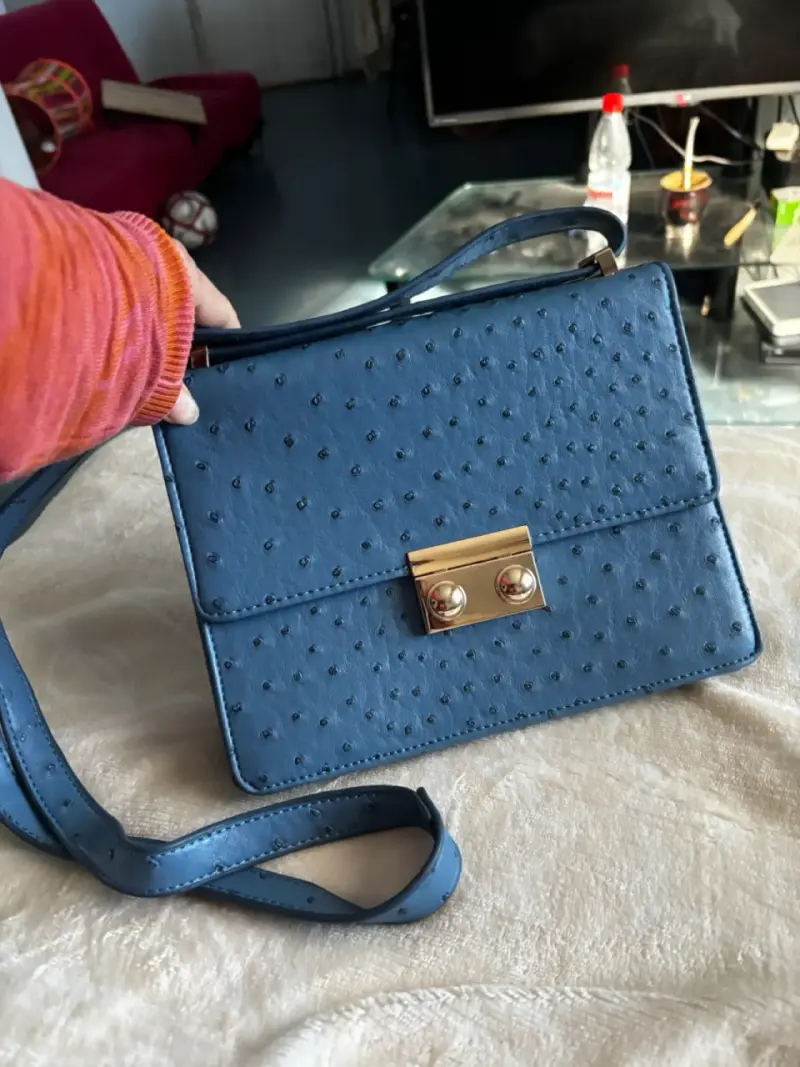 Cartera azul Forever 21 con textura elegante - 2