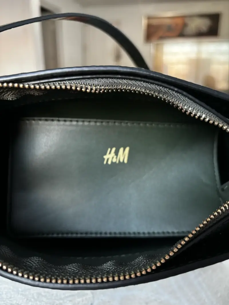 Cartera H&M verde con textura - 2