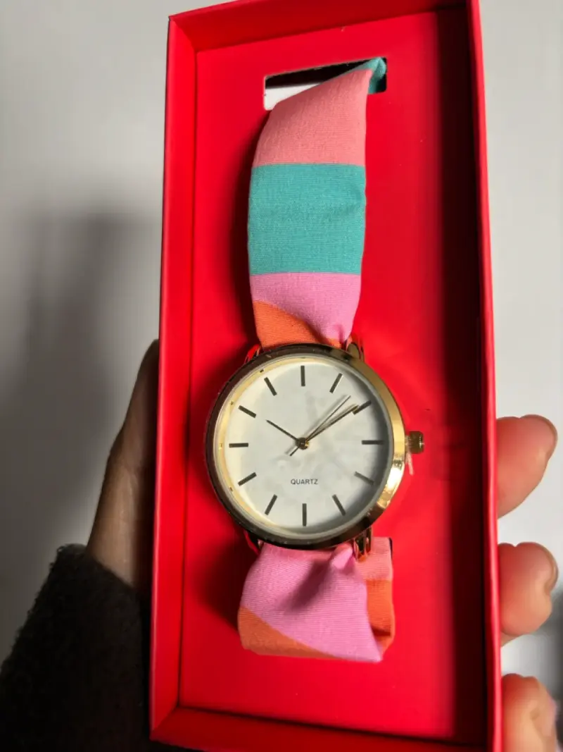Reloj de pulsera con correa de tela colorida - 4