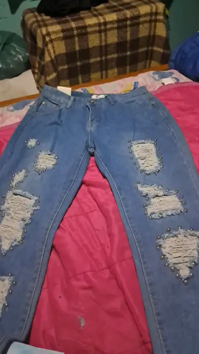 Jeans de mujer con diseño rasgado y tachas - miniatura 1
