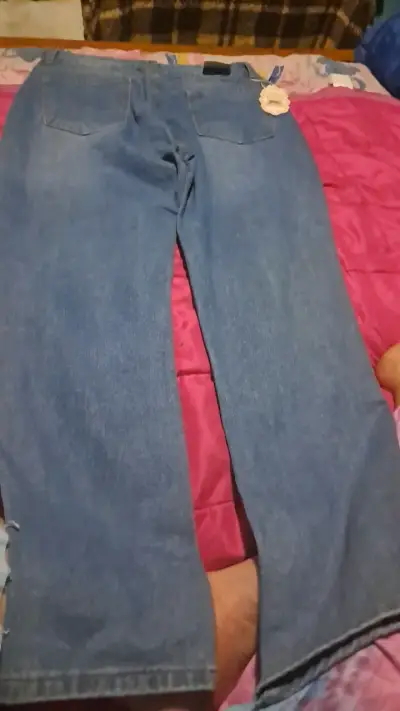 Jeans de mujer con diseño rasgado y tachas - miniatura 2