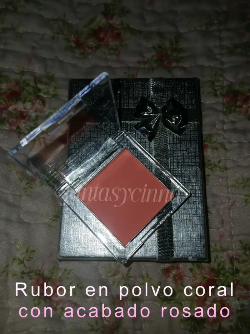 Rubor en polvo coral con acabado rosado