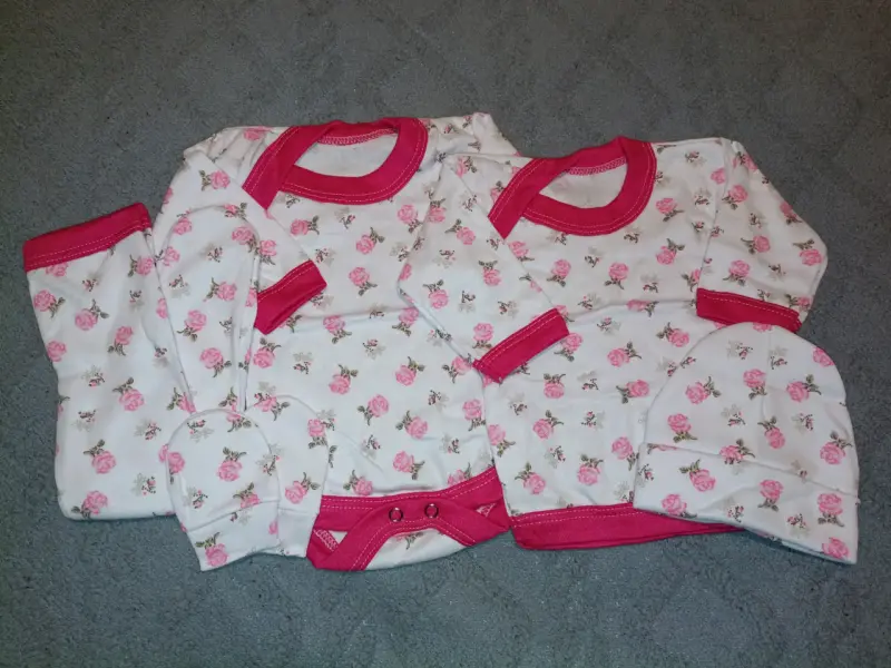 Conjunto de ropa para bebé con estampado floral