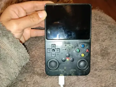 Consola portátil retro con juegos integrados - miniatura 1