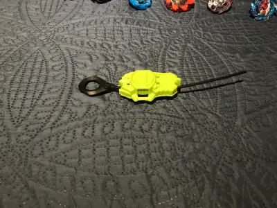 Set de peonzas de combate con lanzador beyblade - miniatura 3