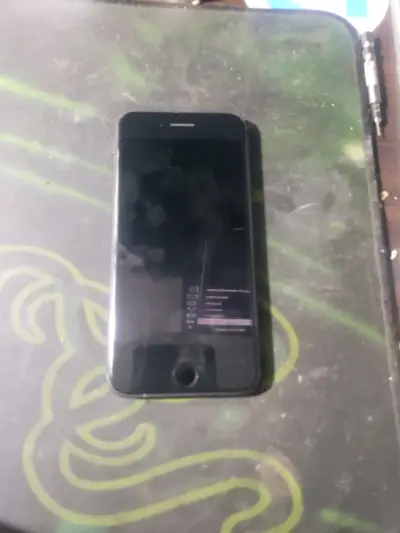 iPhone 8 en buen estado, color negro, 64gb - miniatura 3