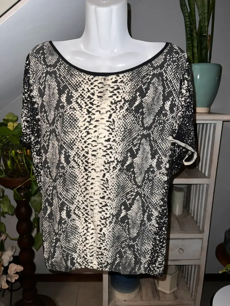 Polera estampado animal print en blanco y negro - 1