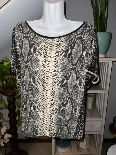 Polera estampado animal print en blanco y negro - miniatura 1