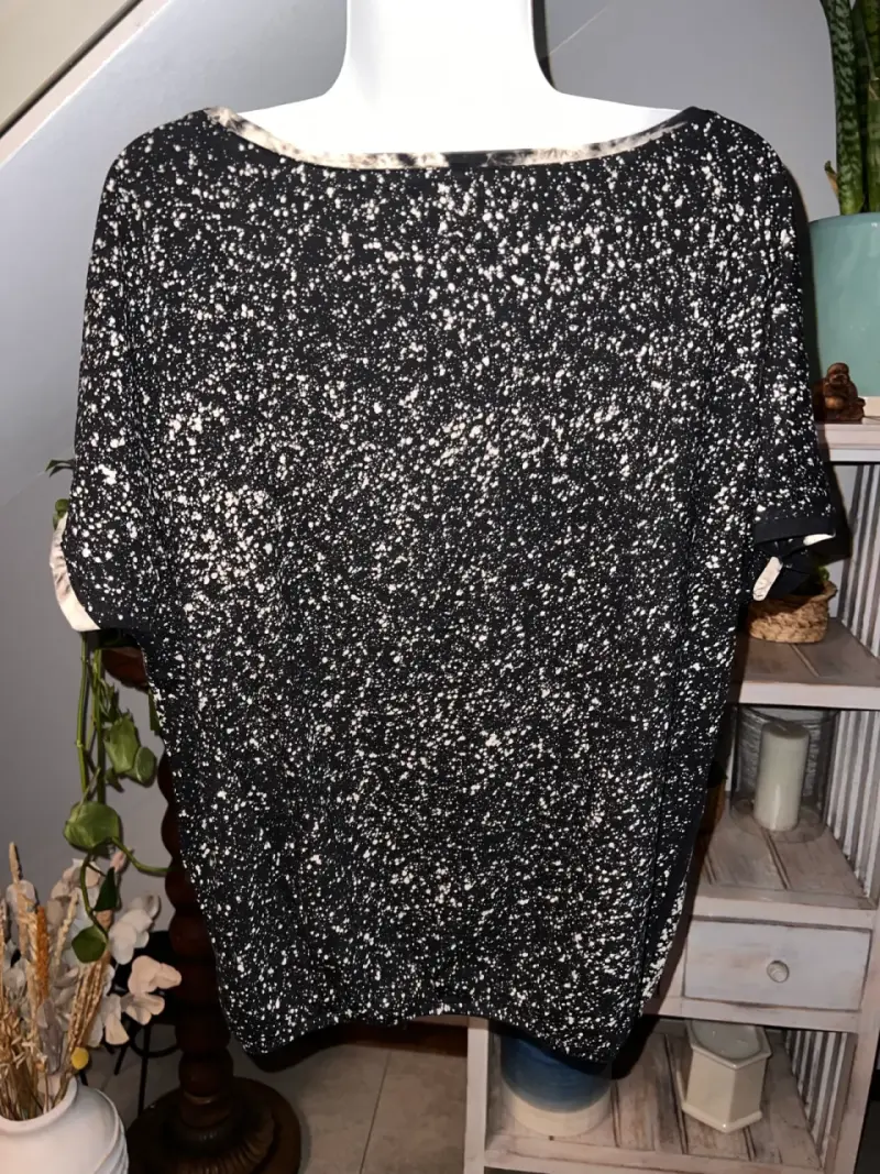 Polera estampado animal print en blanco y negro - 2