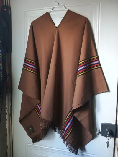 Poncho Fiap-Tome con franjas coloridas - miniatura 1