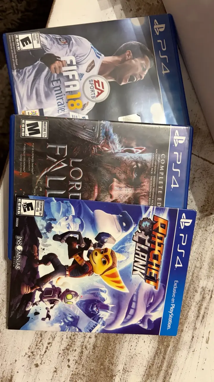 Consola PS4 con juegos y accesorios - 2