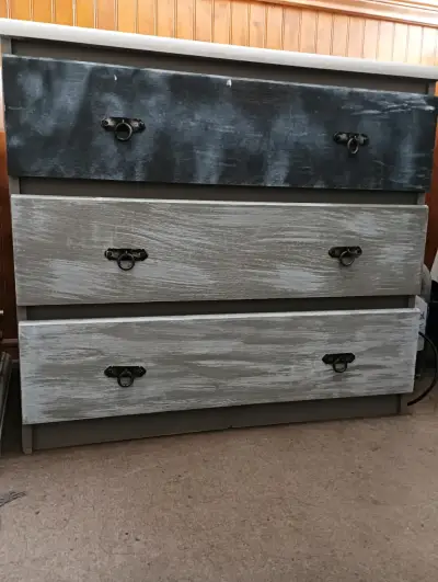 Cómoda de Madera con Tres Cajones Estilo Vintage - miniatura 1