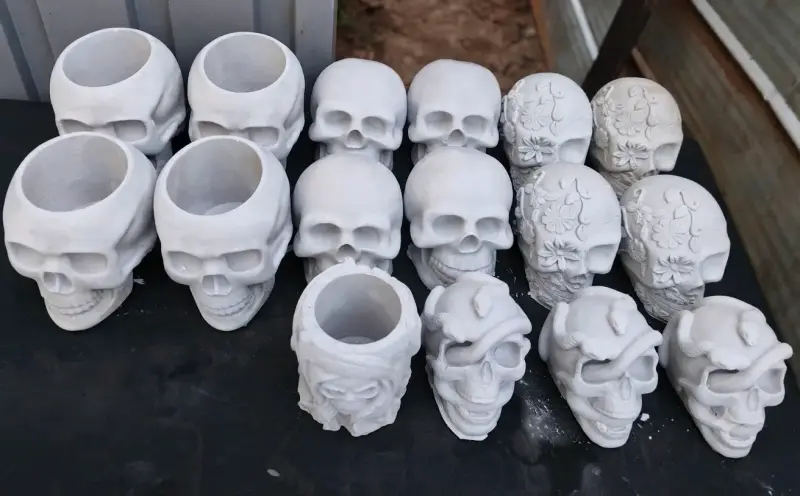 Maceteros de calaveras en yeso bruto