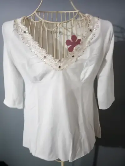 Blusa blanca con encaje y lentejuelas talla S - miniatura 1