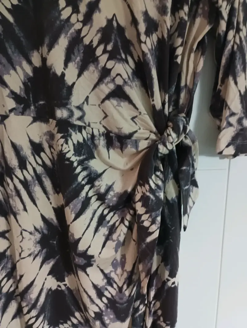 Vestido estampado tie-dye con lazo lateral - 1