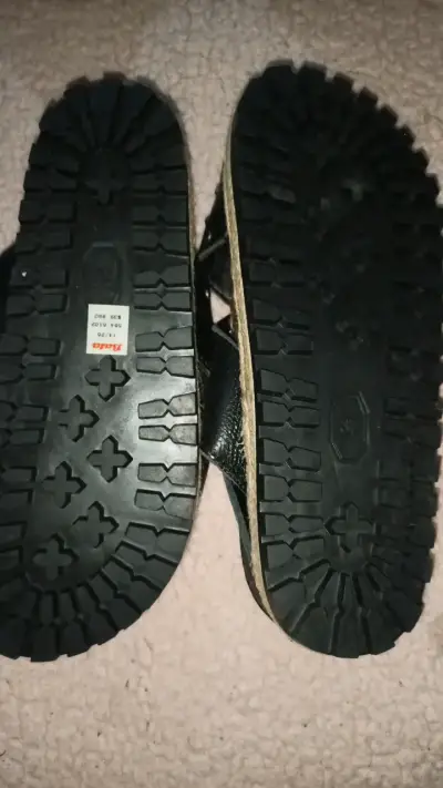 Sandalias negras con tachas para mujer - miniatura 3