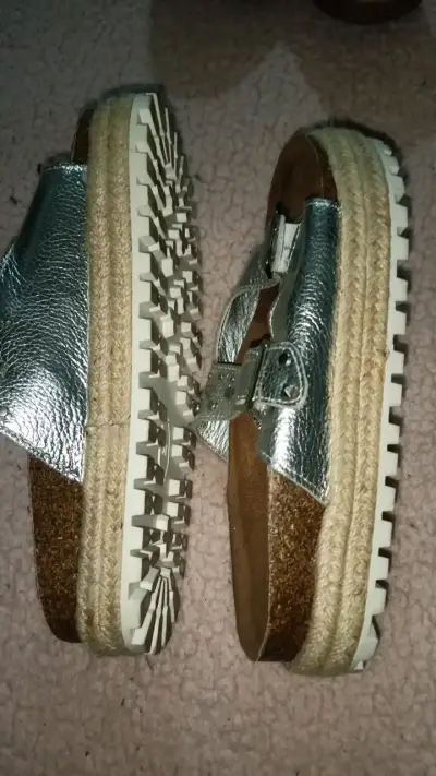 Sandalias plateadas de cuero Bata con plataforma - miniatura 2