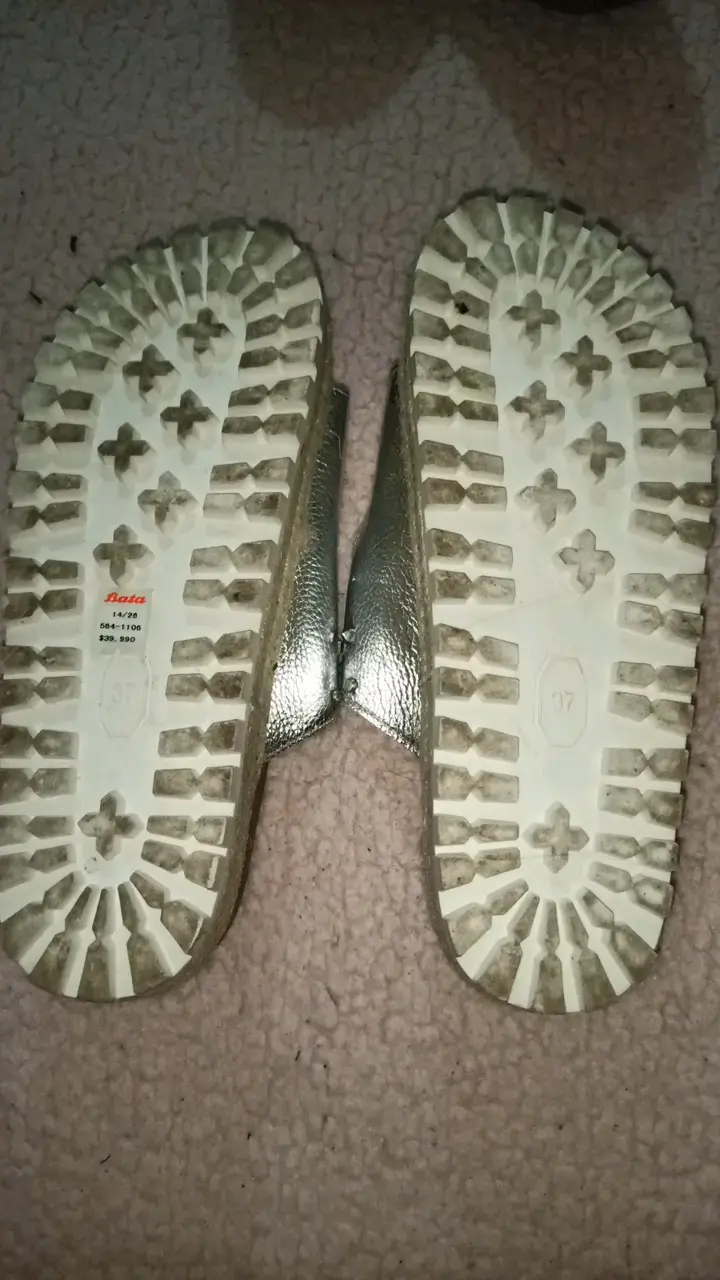 Sandalias plateadas de cuero Bata con plataforma - 3