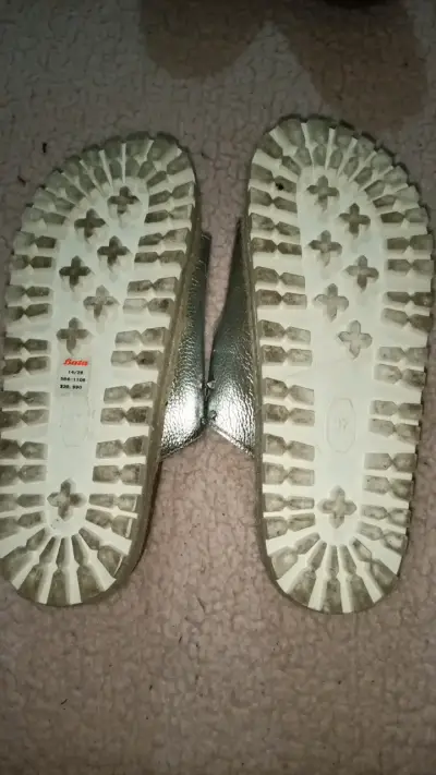 Sandalias plateadas de cuero Bata con plataforma - miniatura 3