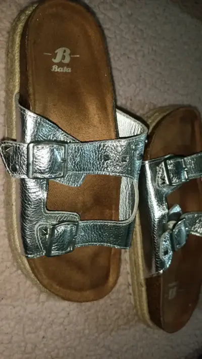 Sandalias plateadas de cuero Bata con plataforma - miniatura 4