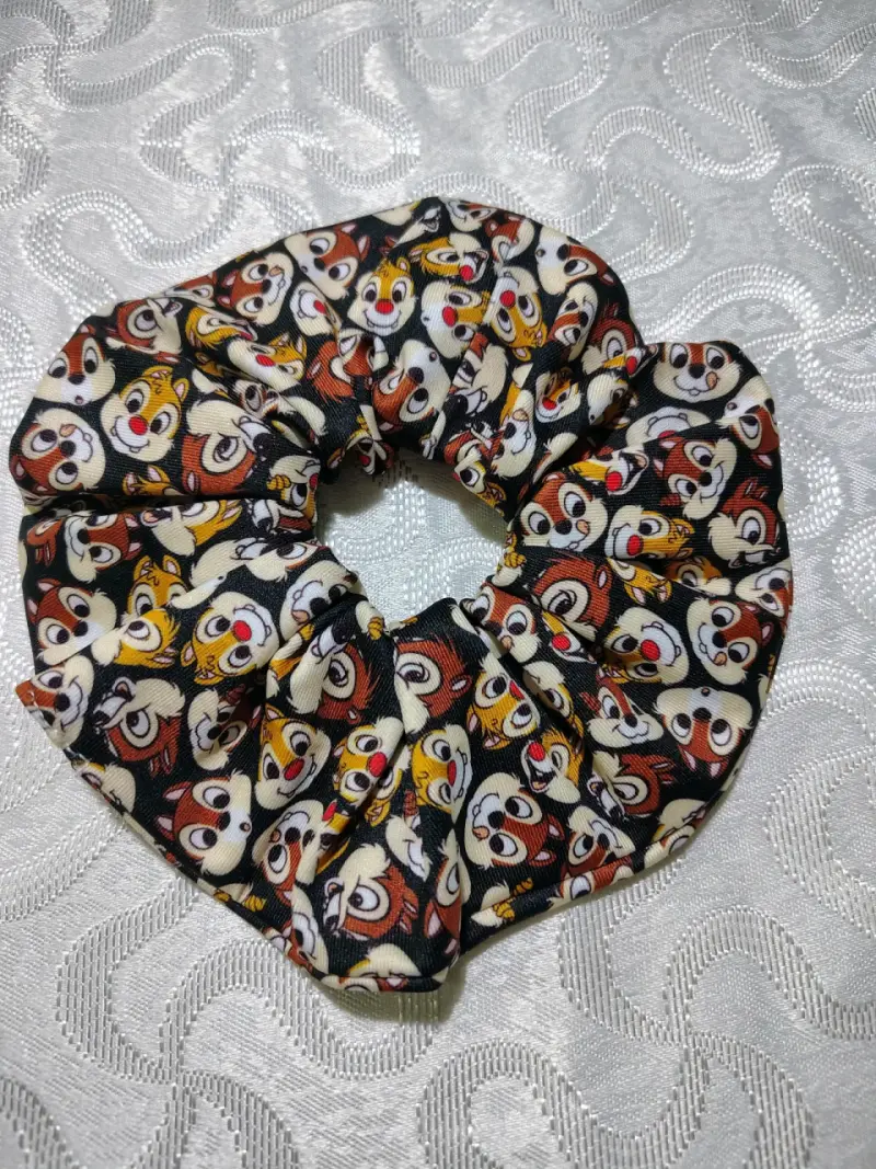 Colección de Scrunchies con Diseños Animados - 4