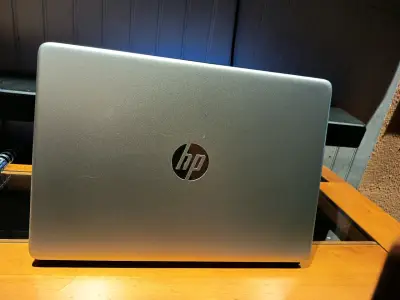 Notebook HP con pantalla HD y teclado completo - miniatura 1
