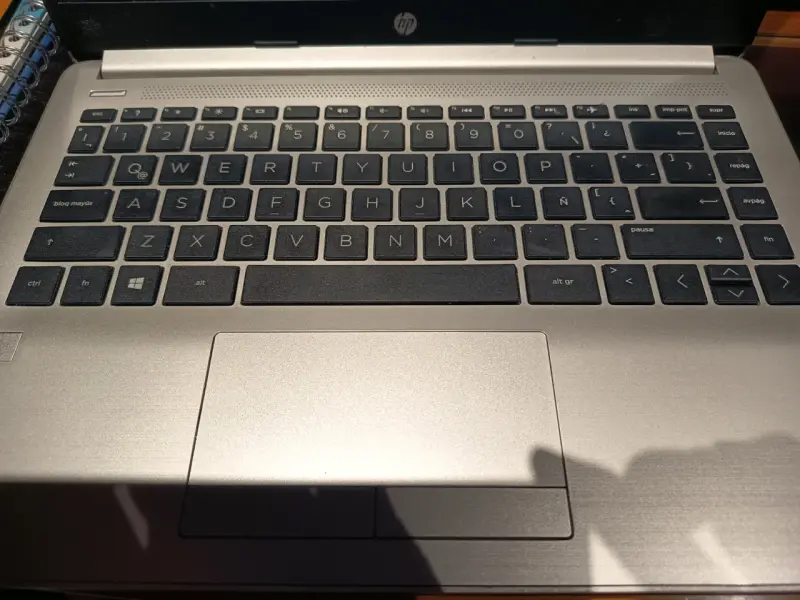 Notebook HP con pantalla HD y teclado completo - 2