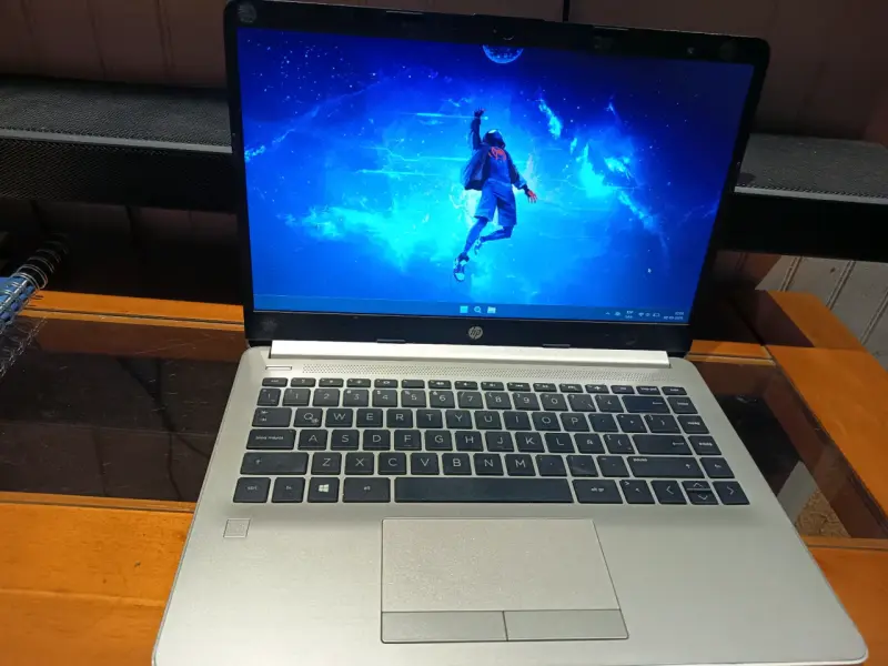 Notebook HP con pantalla HD y teclado completo - 3