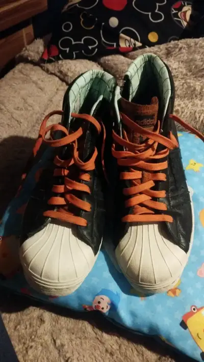 Zapatillas Adidas negras con cordones naranjas - miniatura 1