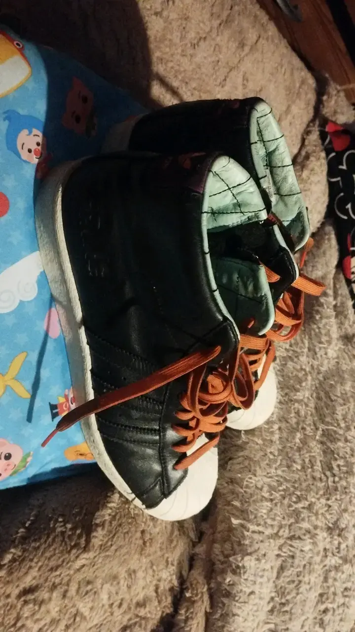 Zapatillas Adidas negras con cordones naranjas - 2