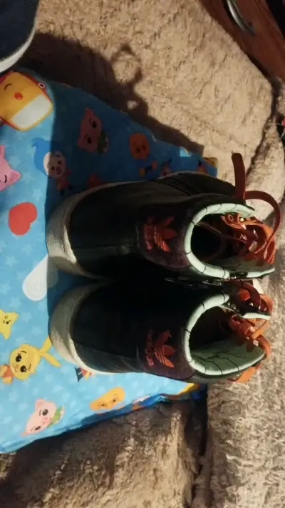 Zapatillas Adidas negras con cordones naranjas - miniatura 3