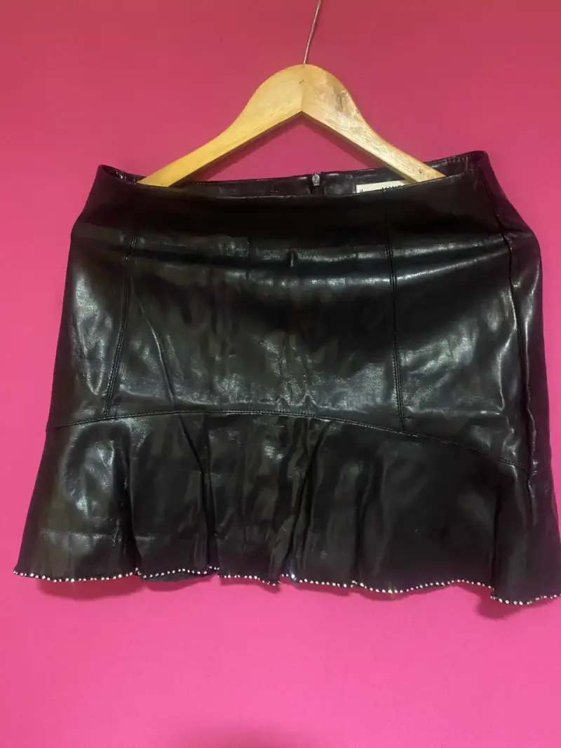 Falda de cuero negra con detalles metálicos Mango - 2