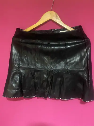 Falda de cuero negra con detalles metálicos Mango - miniatura 2