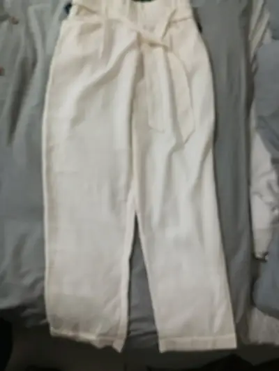 Pantalones blancos con cinturón para mujer - miniatura 1