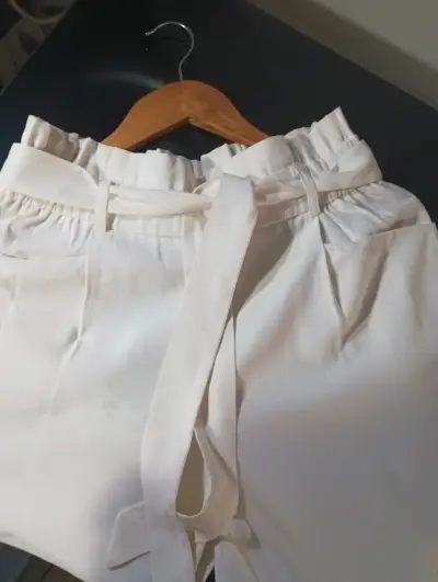 Pantalones blancos con cinturón para mujer - miniatura 2